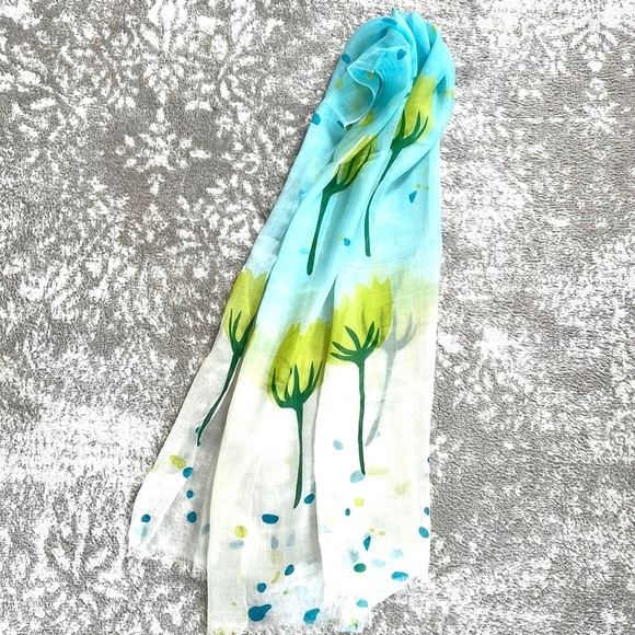 Beautiful garden print scarf - Picture 3 of 9